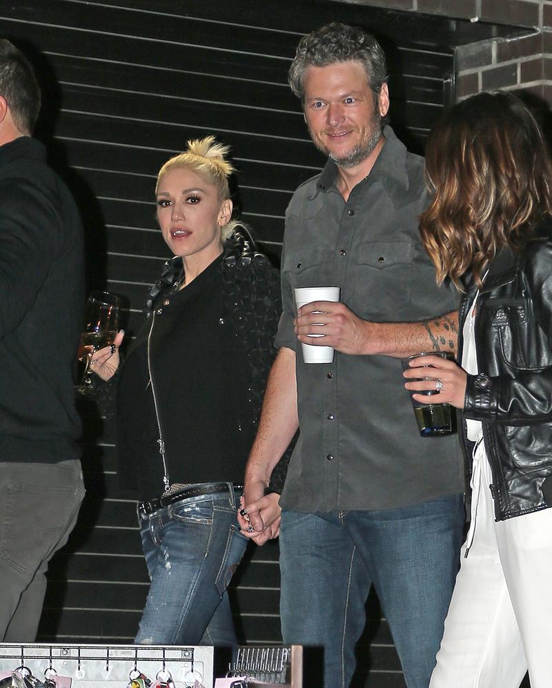 Blake Shelton Gwen Stefani Dating Holding Hands