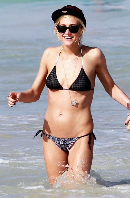 Ashlee Simpson exibe magreza em praia do Havaí