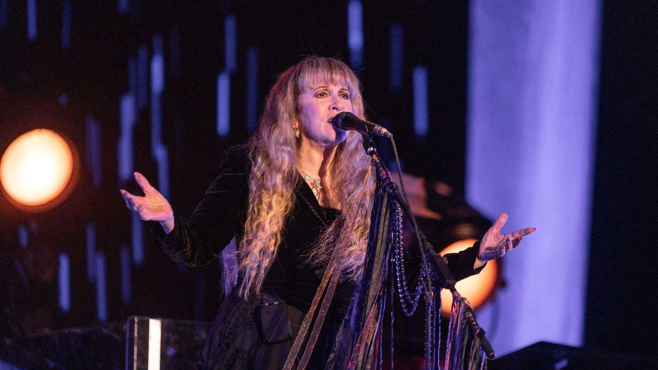 image of Stevie Nicks has not yet publicly commented on her younger brother's death