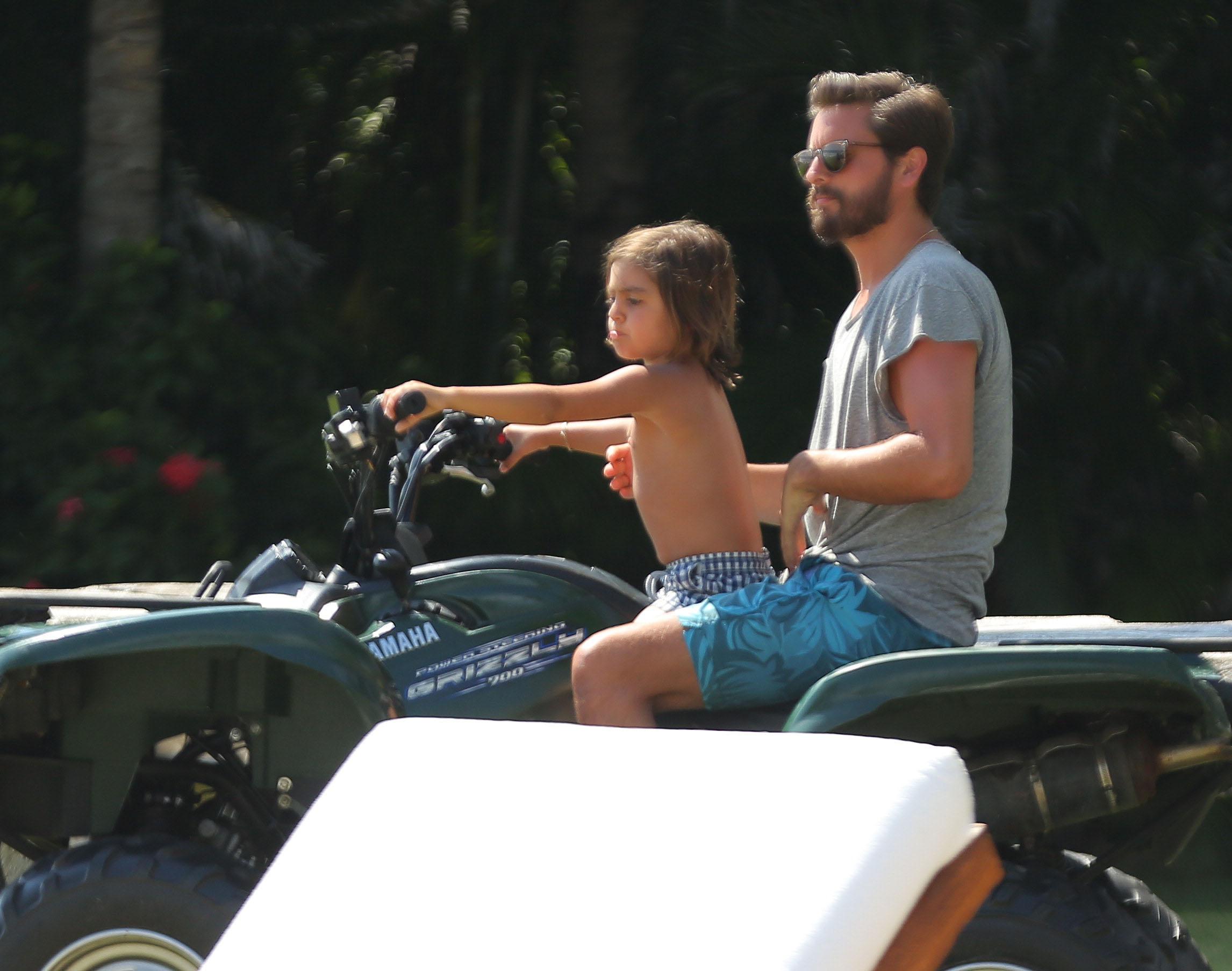 Scott Disick & Kourtney Kardashian Mexico Vacation