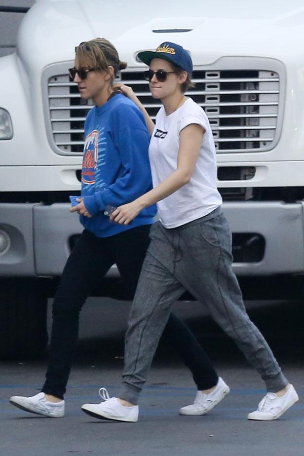 //kristen stewart puts arm around girlfriend