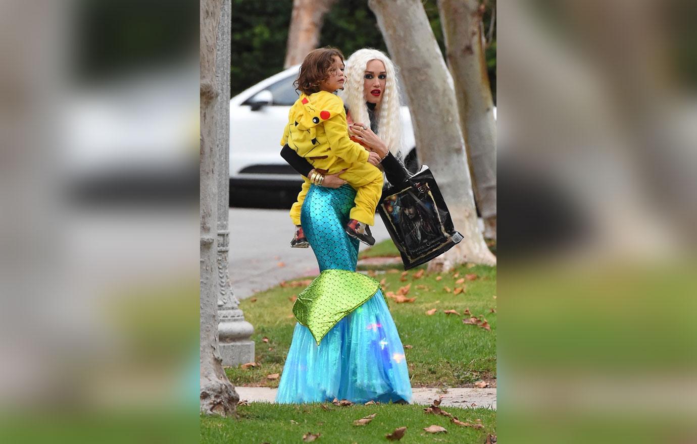 //pregnant gwen stefani hide baby bulge mermaid costume