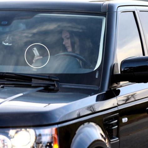 //kendall jenner texting driving square gsiakm