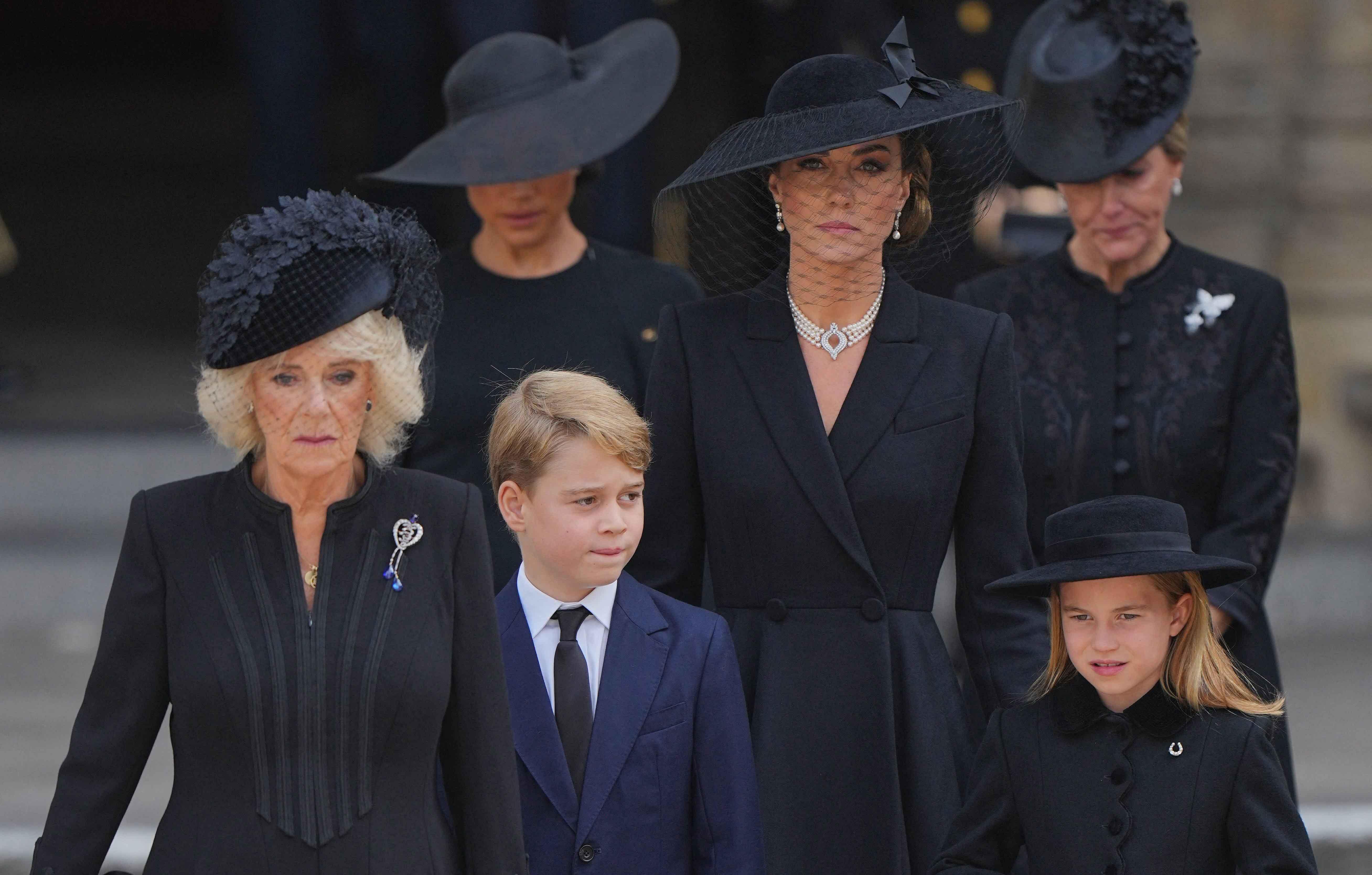 princess of wales kate dons late queens pearl choker earrings for funeral service as royals pay tribute to her majesty