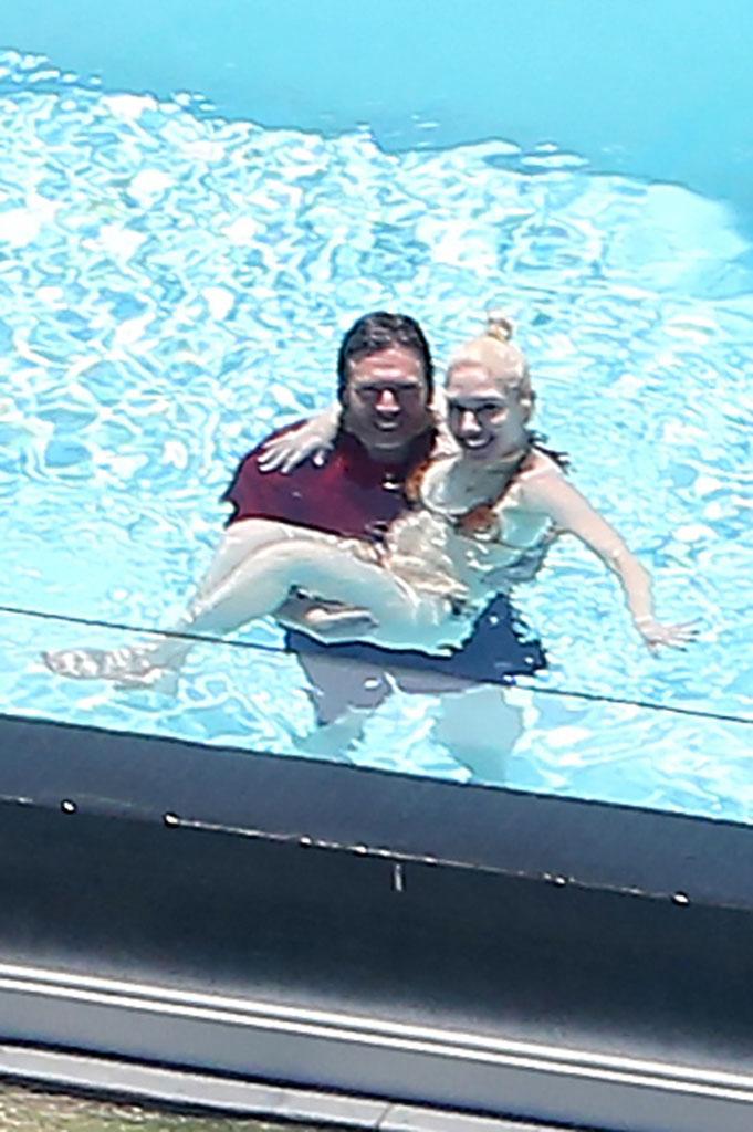 Birthday Pda Gwen And Blake Caught Kissing In The Pool For Sheltons Big 4 0 