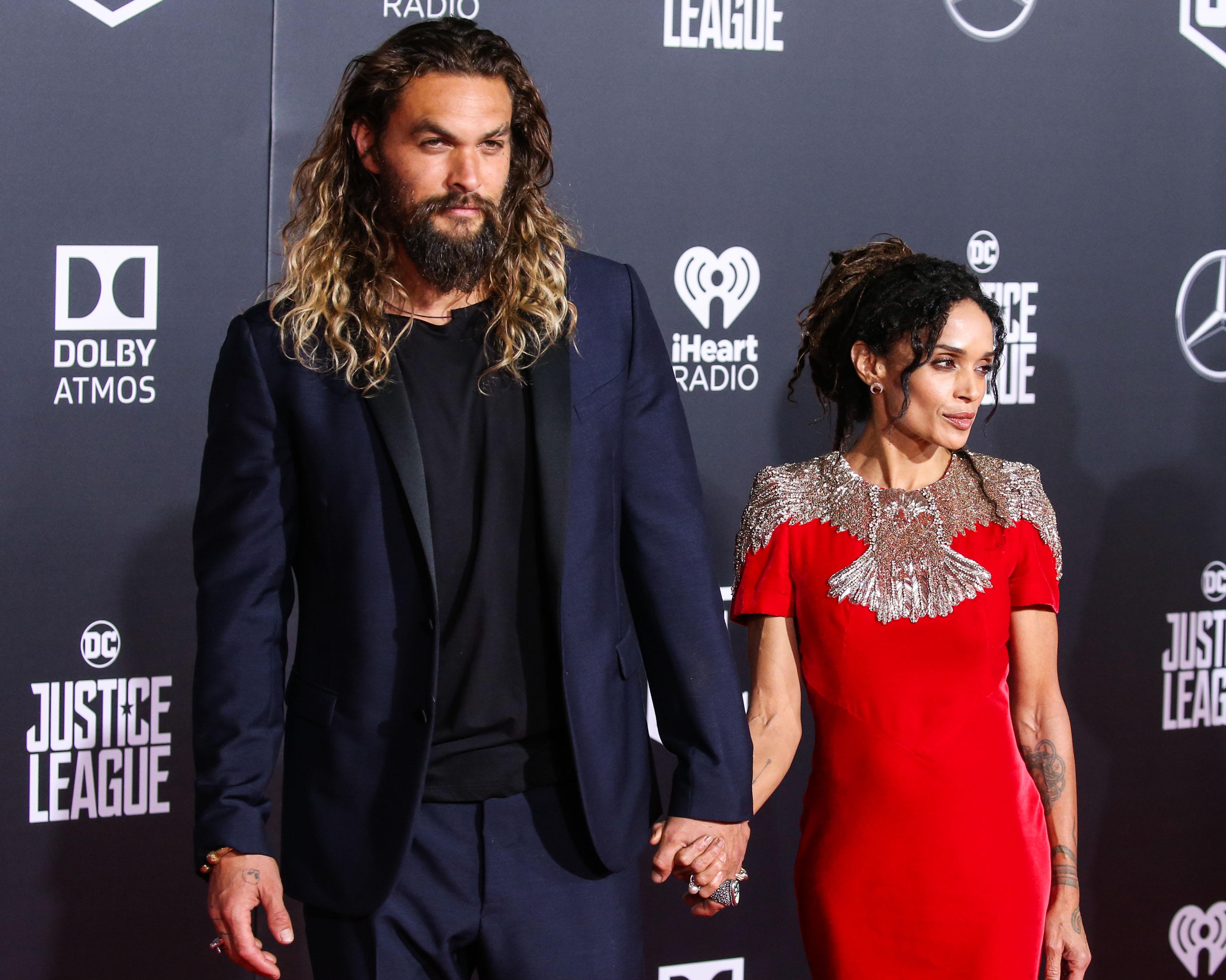 jason momoa goes solo on oscars red carpet wears different ring