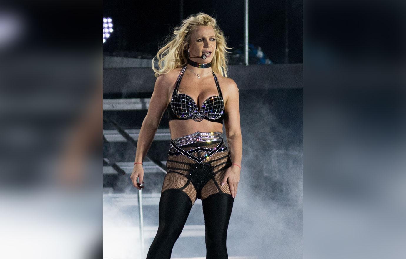 Britney Spears Performs Amid Child Support Money Battle With Kevin Federline