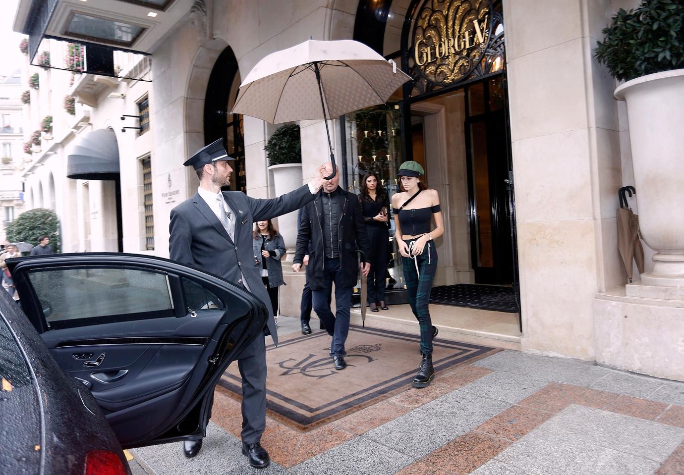 //gaunt looking kaia gerber leaves paris hotel