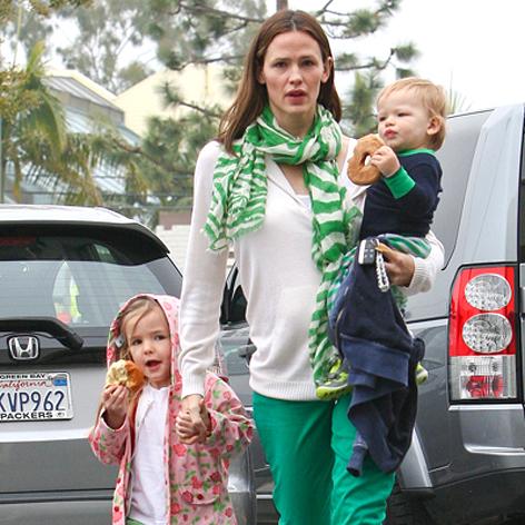 Jennifer Garner Goes Green With Her Kids On St. Patrick's Day