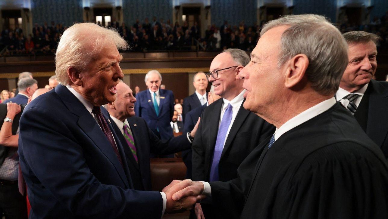 Picture of Donald Trump and John Roberts