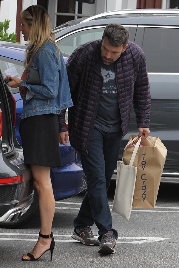 //ben affleck jennifer garner marriage trouble checking out blonde womans butt