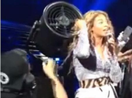 Such A Pro! The Show Goes On For Beyonce As Her Hair Gets Caught In A ...