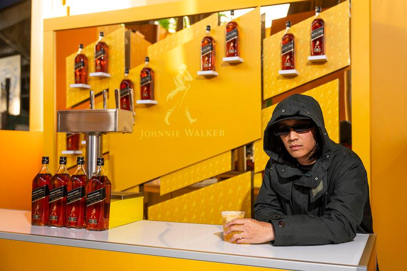 eyedress toasts with his signature johnnie walker black label cocktail at risings head in the clouds festival ny