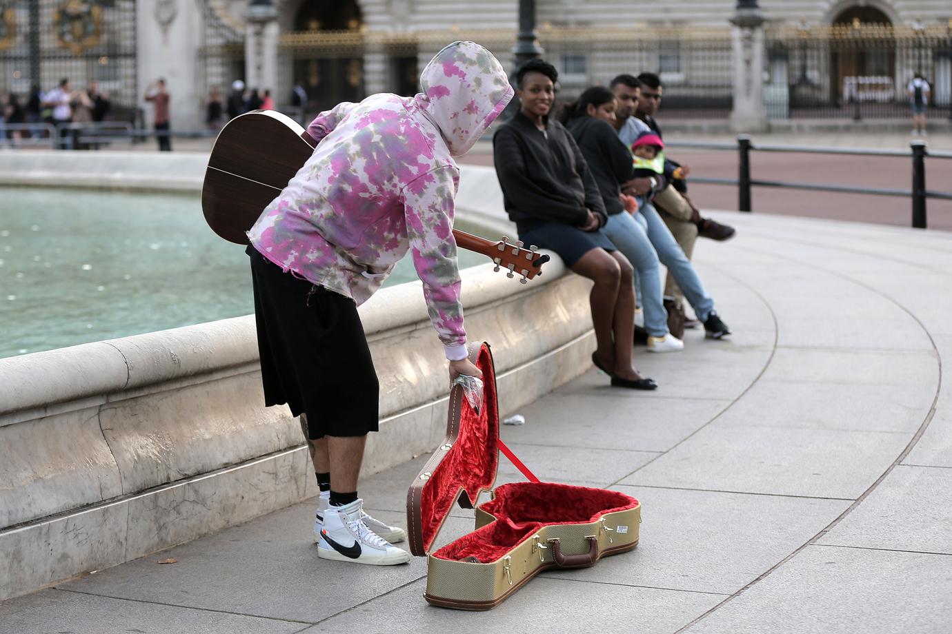 justin bieber street busking playing money outside buckingham palace marriage rumors