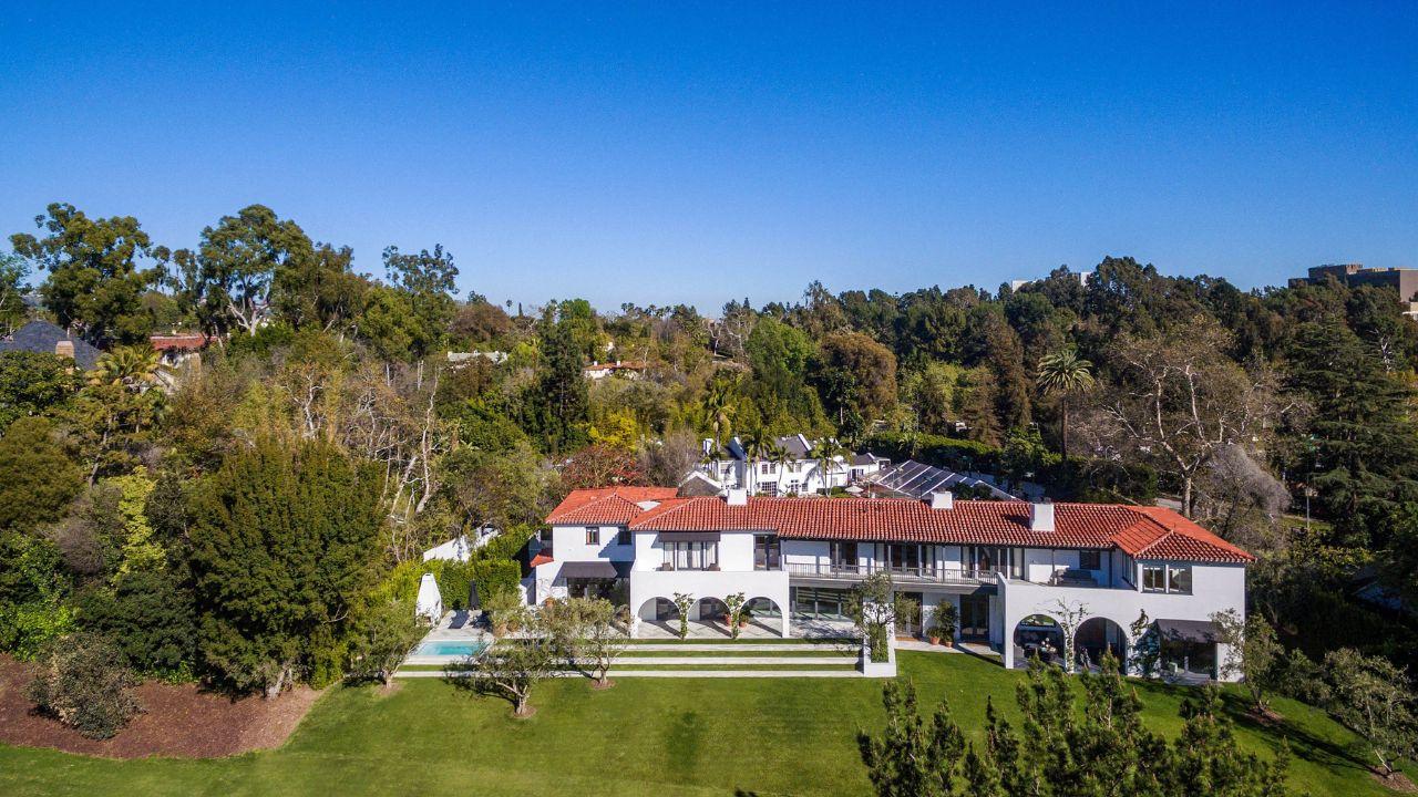 photo of Lori Loughlin Mossimo Giannulli mansion
