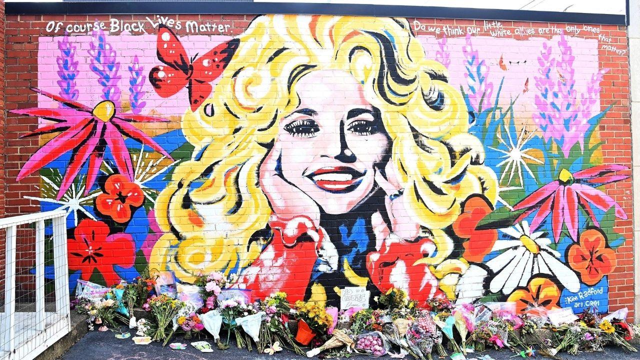 Photo of Dolly Parton mural tribute