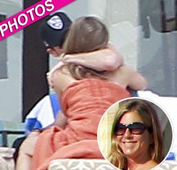 //jennifer aniston justin theroux cabo bikini post_