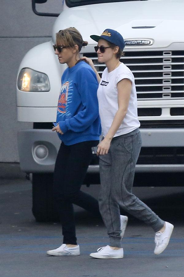 //kristen stewart puts arm around girlfriend