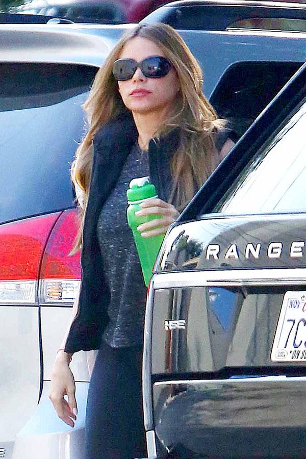 //sofia vergara not wearing ring