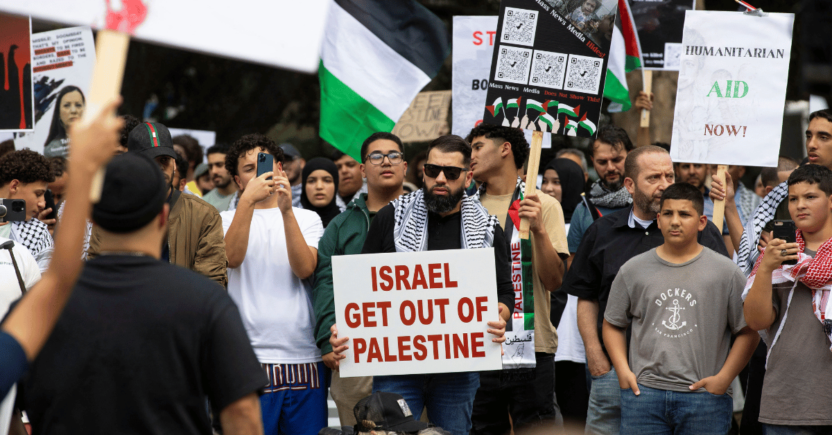 jerry seinfeld heckled by anti israeli protestors