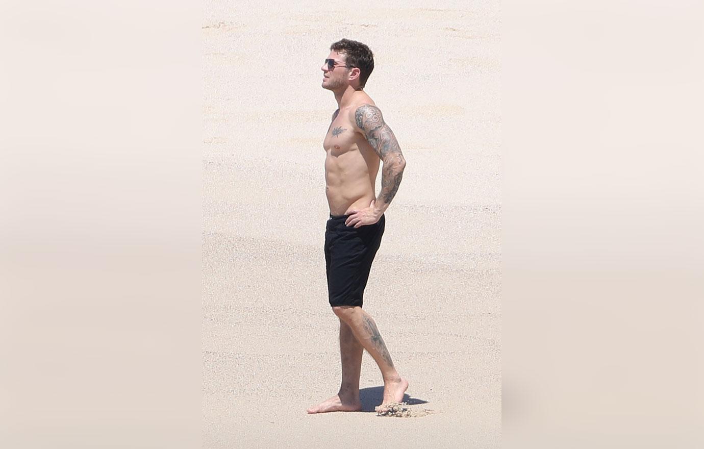 Ryan Phillippe Shirtless – Reese Witherspoon’s Ex Shows Off Hot Body During Mexican Vacation