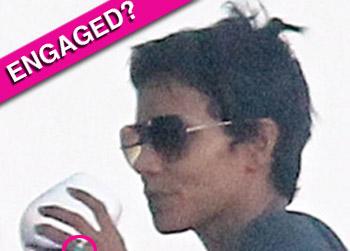 //halle berry ring maybe engaged olivier martinez_