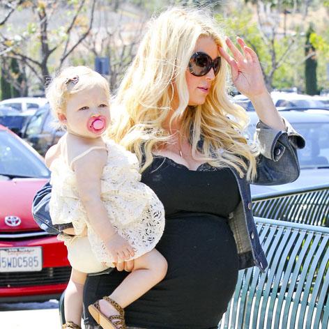 Heavily pregnant Jessica Simpson shows off her very large bump in