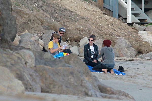 //kristen stewart girlfriend romantic beach day​