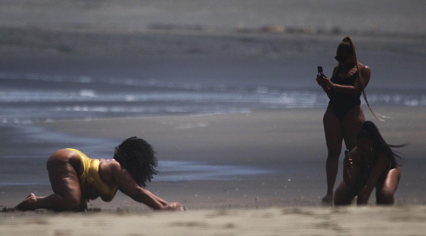 Lizzo Shows Off Curves In Gold Bikini During Beach Day: Photos