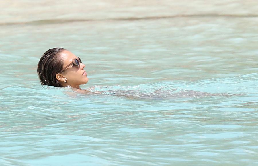 Captivating Caribbean Cleavage Jessica Alba Shows Off Flawless Bikini Body In 12 Clicks 9351