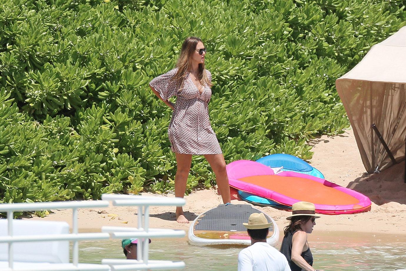 Jessica Alba Pregnant Baby Bump Beach