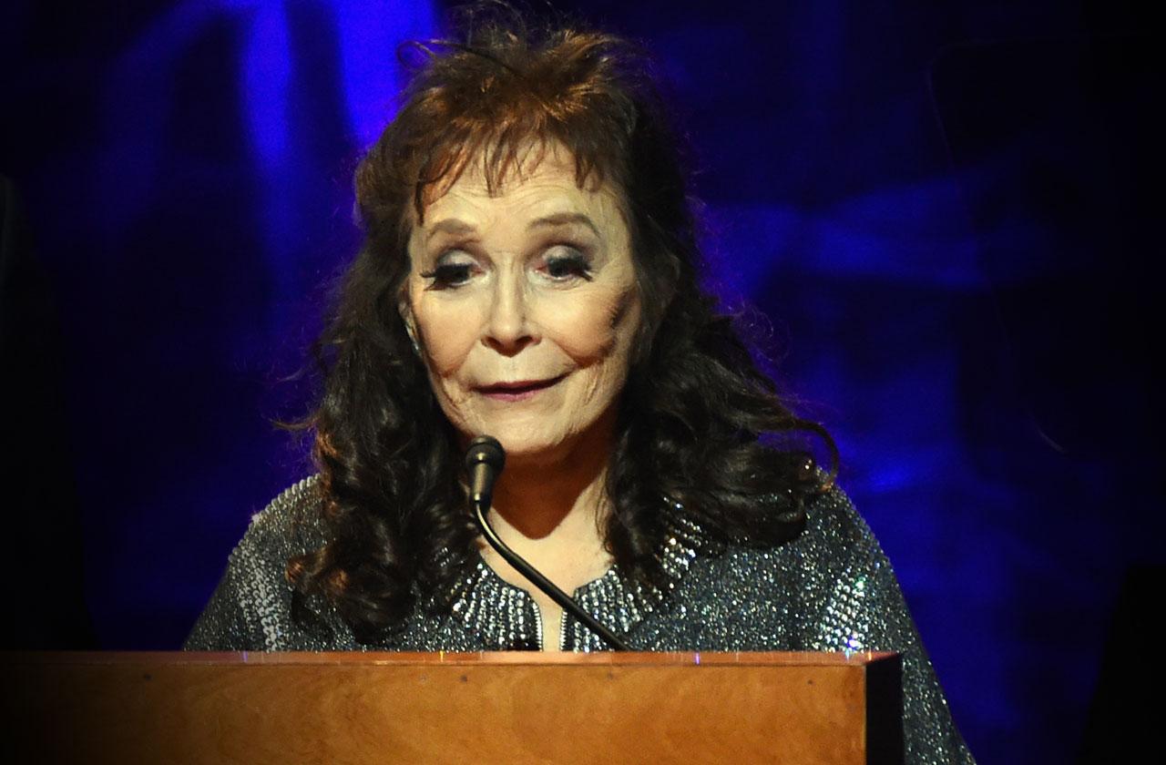 //Loretta lynn fractures hip fall home pp