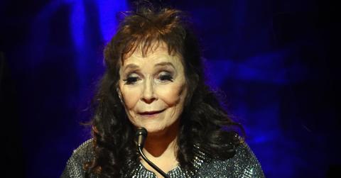 //Loretta lynn fractures hip fall home pp