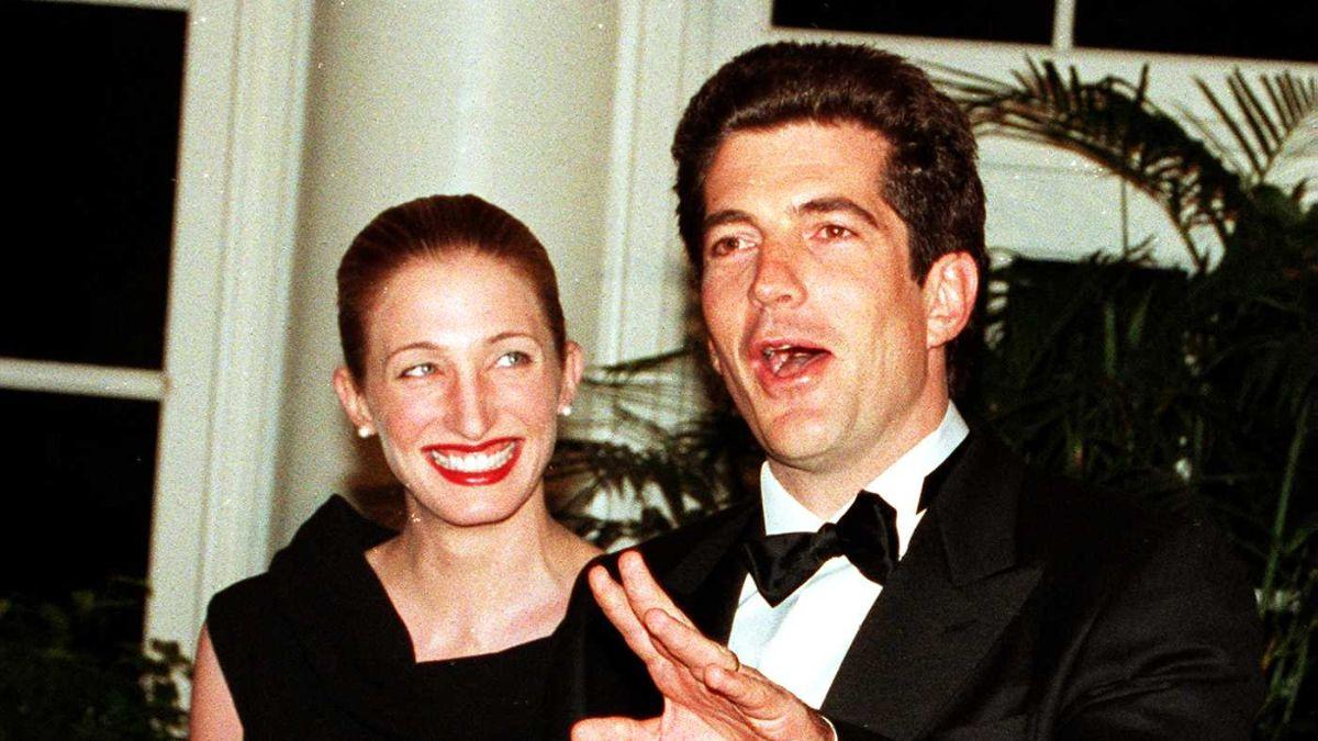 Photo of John F. Kennedy Jr., Carolyn Bessette-Kennedy 