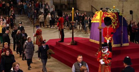 putin ally breaks rules poses photos queen elizabeth coffinpp