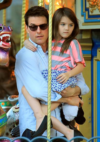 Tom Cruise Katie Holmes And Suri Cruise Go On A Carousel Ride