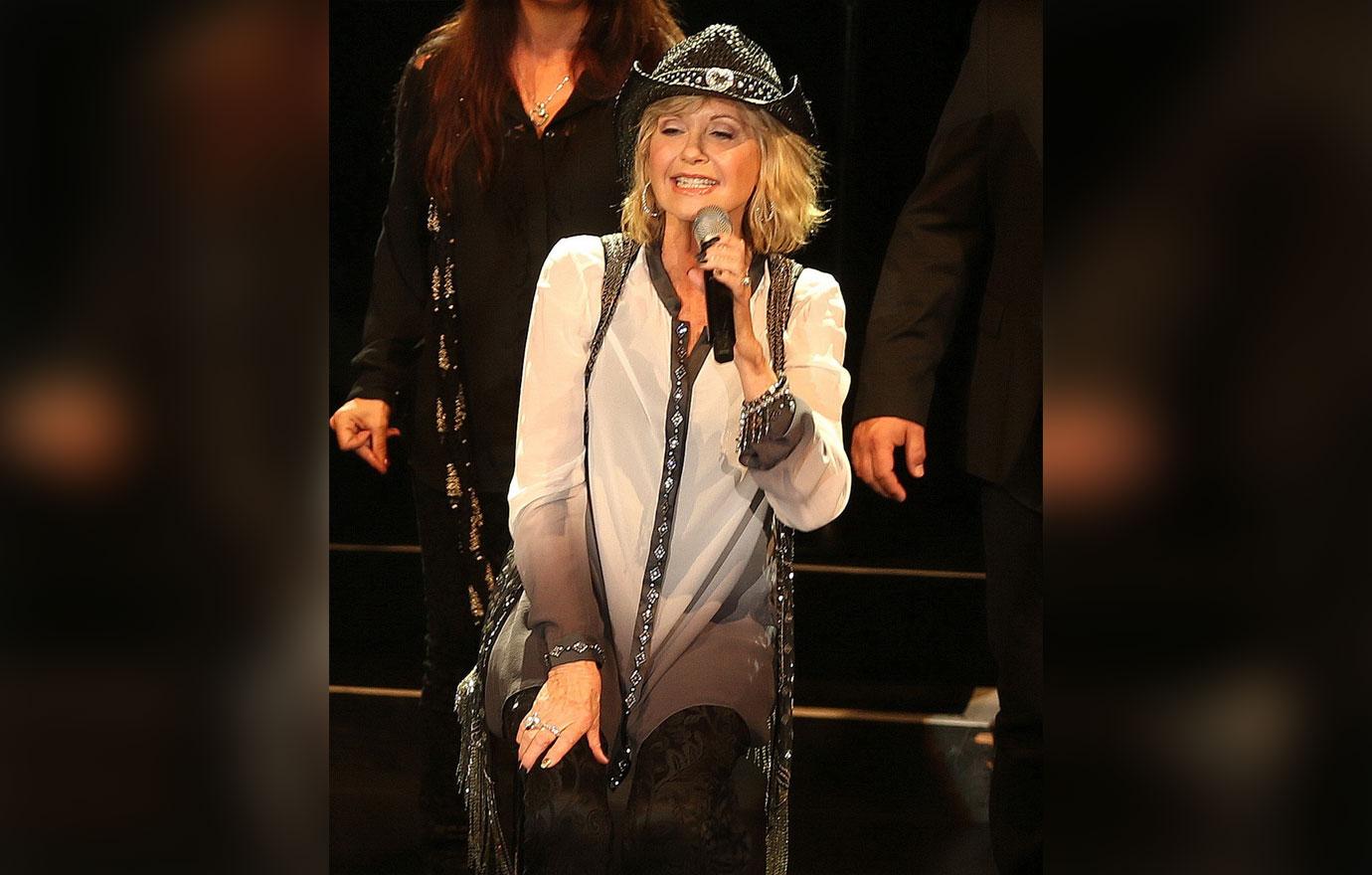 Olivia Newton-John Dazzling Look Onstage Beat Cancer