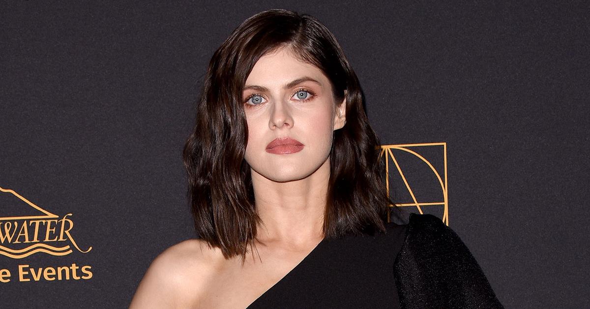 alexandra daddario: 'Baywatch' actress Alexandra Daddario ties the