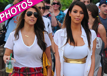 //kourtney kim kardashian swimsuit splash