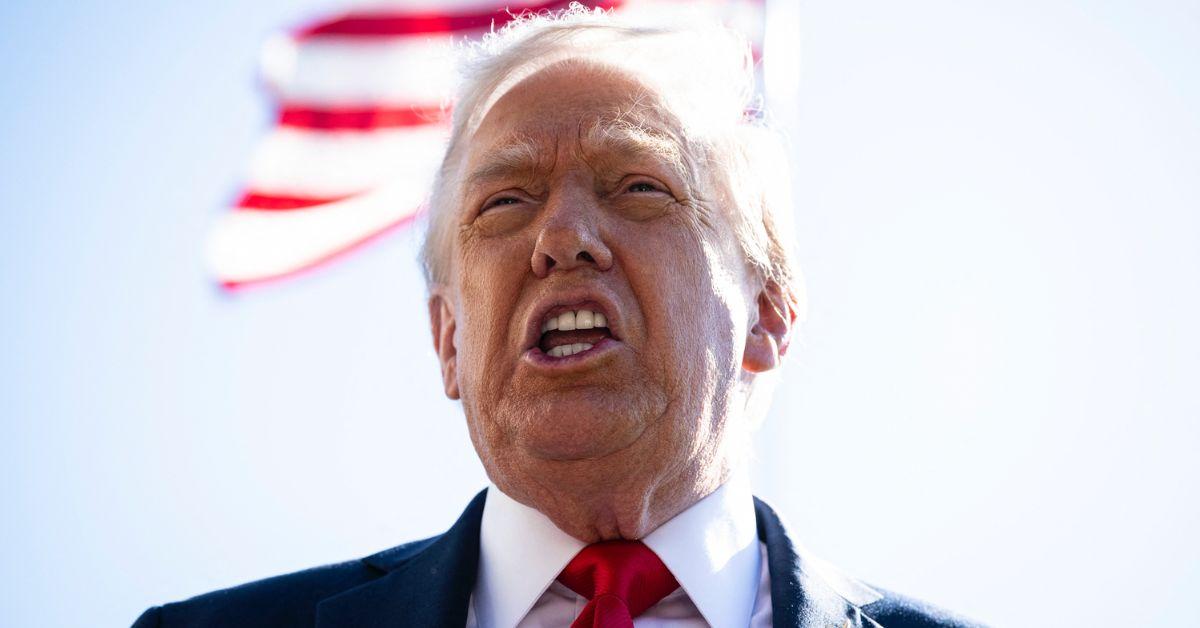 Photo of Donald Trump, Oval Office