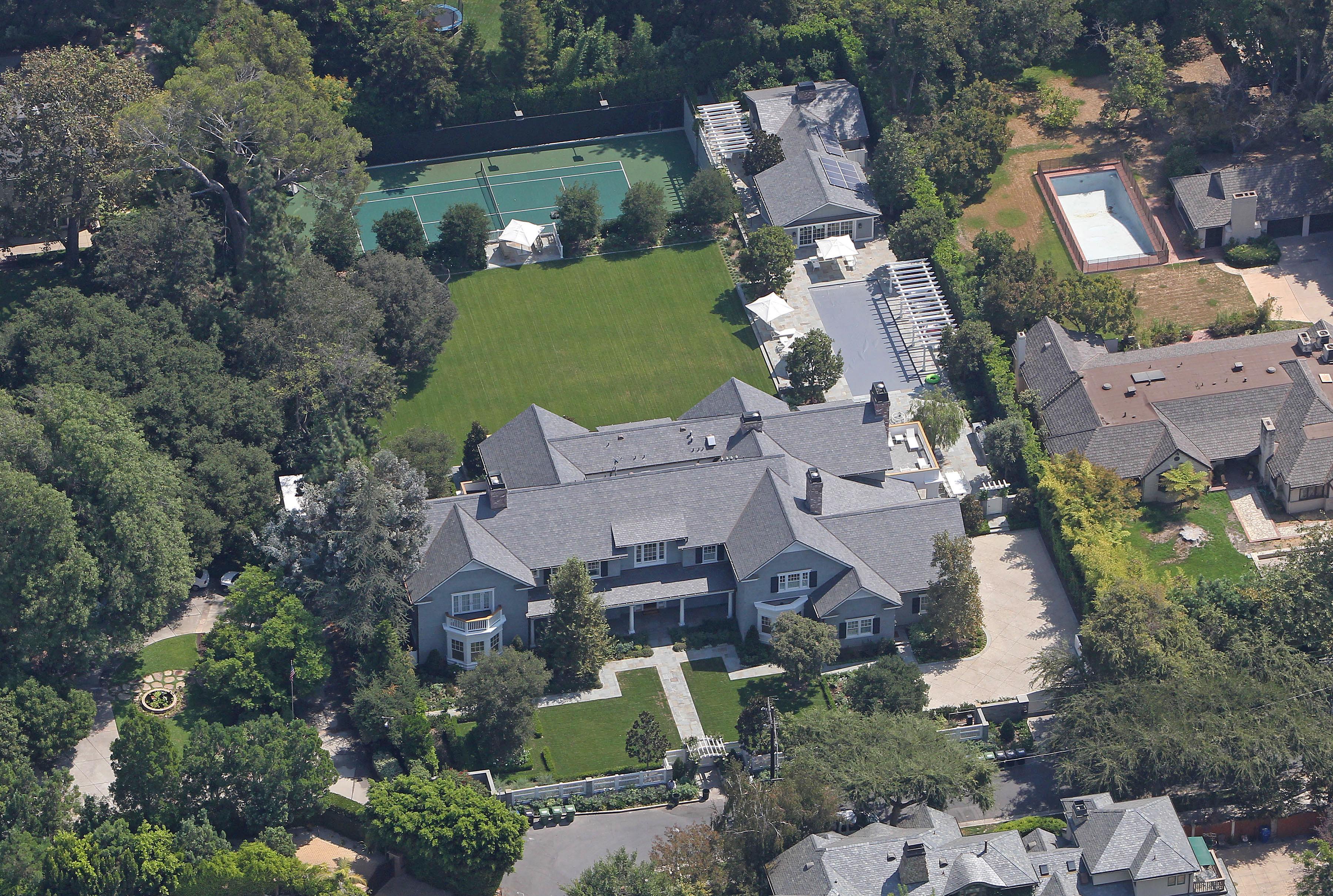 Guess Who Celebrity Mansion