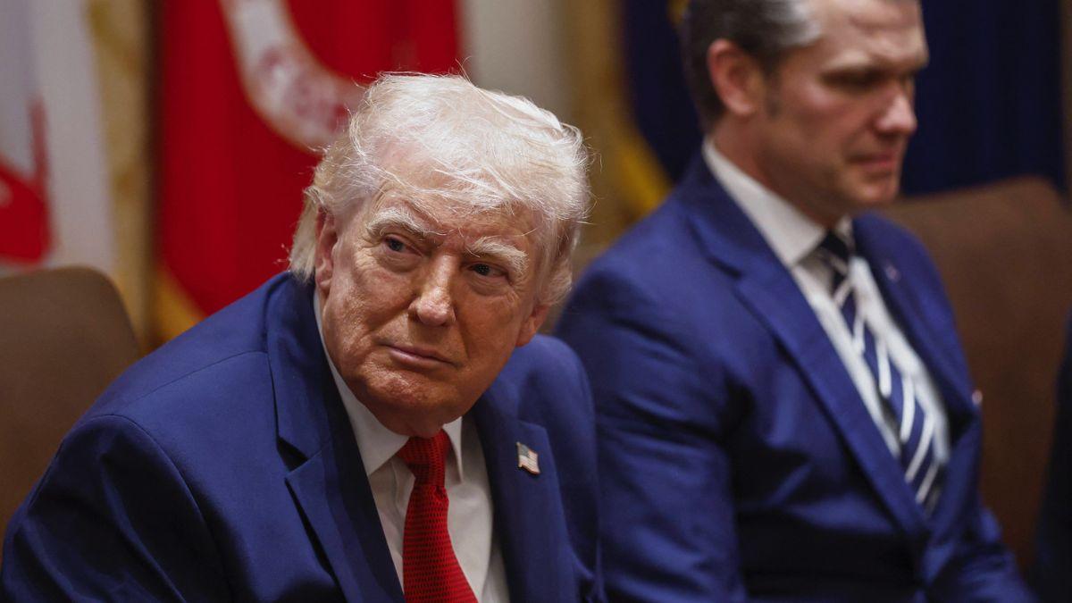 Photo of Donald Trump, Pete Hegseth