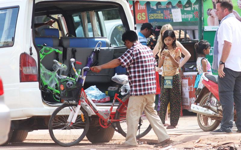 Angelina Jolie Adopting Baby Cambodia