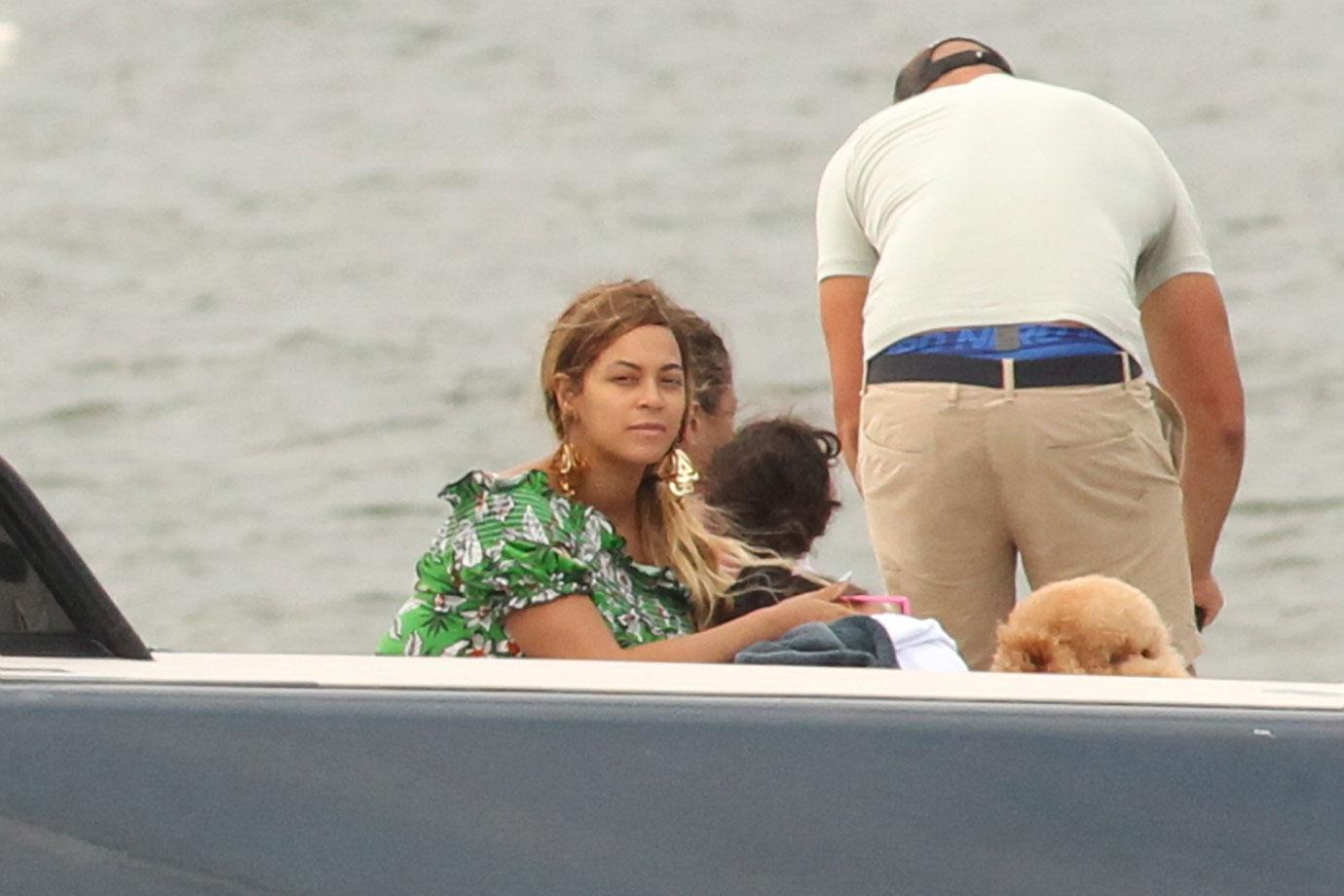 //Beyonce family yacht after twins