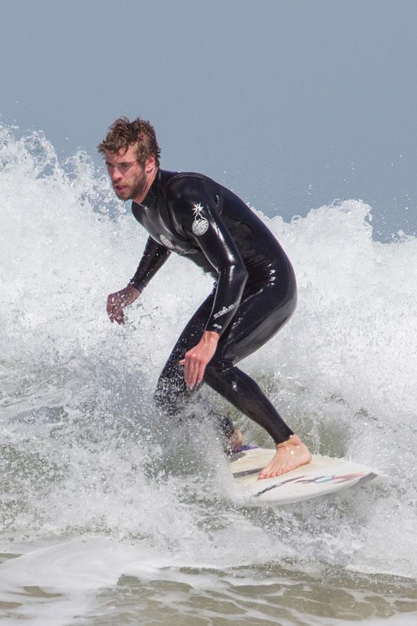 liam hemsworth shirtless beach