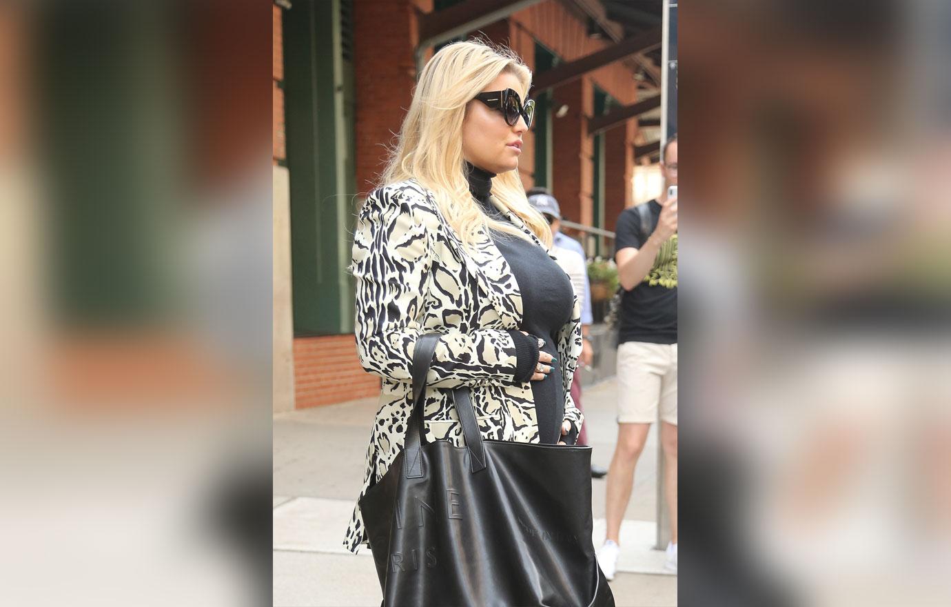 Jessica Simpson Pregnant Holds Baby Bump