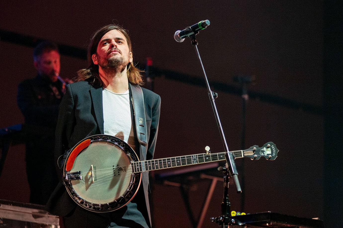 mumford and sons band member quits banjoist winston marshall twitter backlash