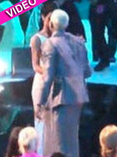 Rihanna Kisses Chris Brown At 2012 VMAs