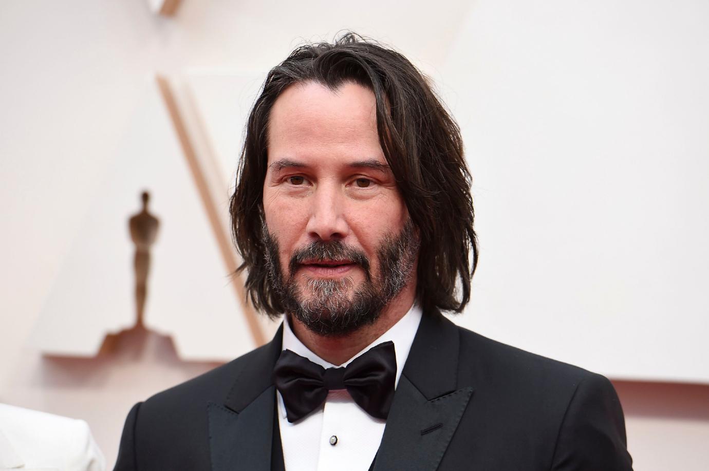 Keanu Reeves arrives in a black tux at the 92nd Academy Awards