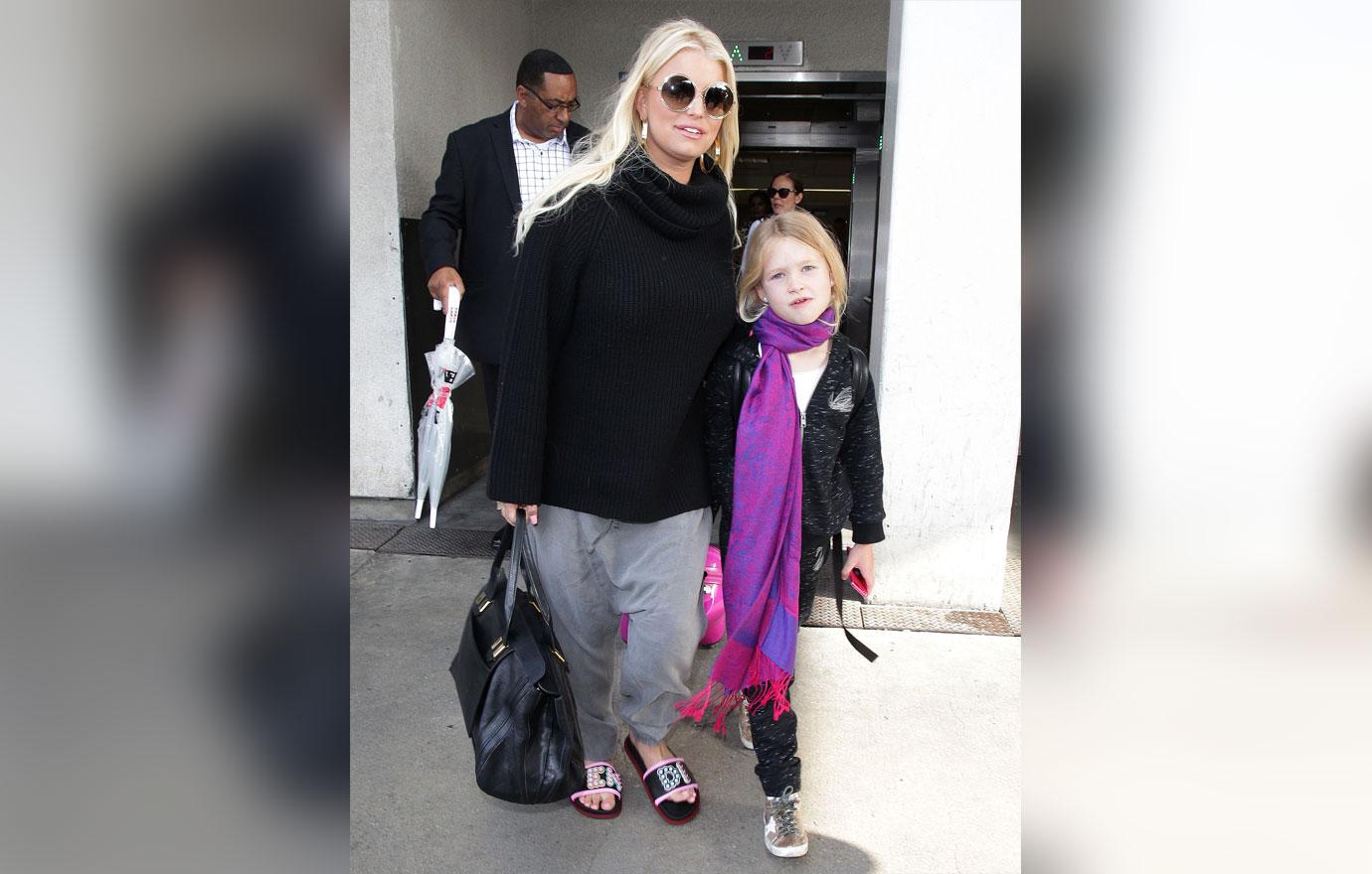 Jessica Simpson Hides Stomach Pregnant